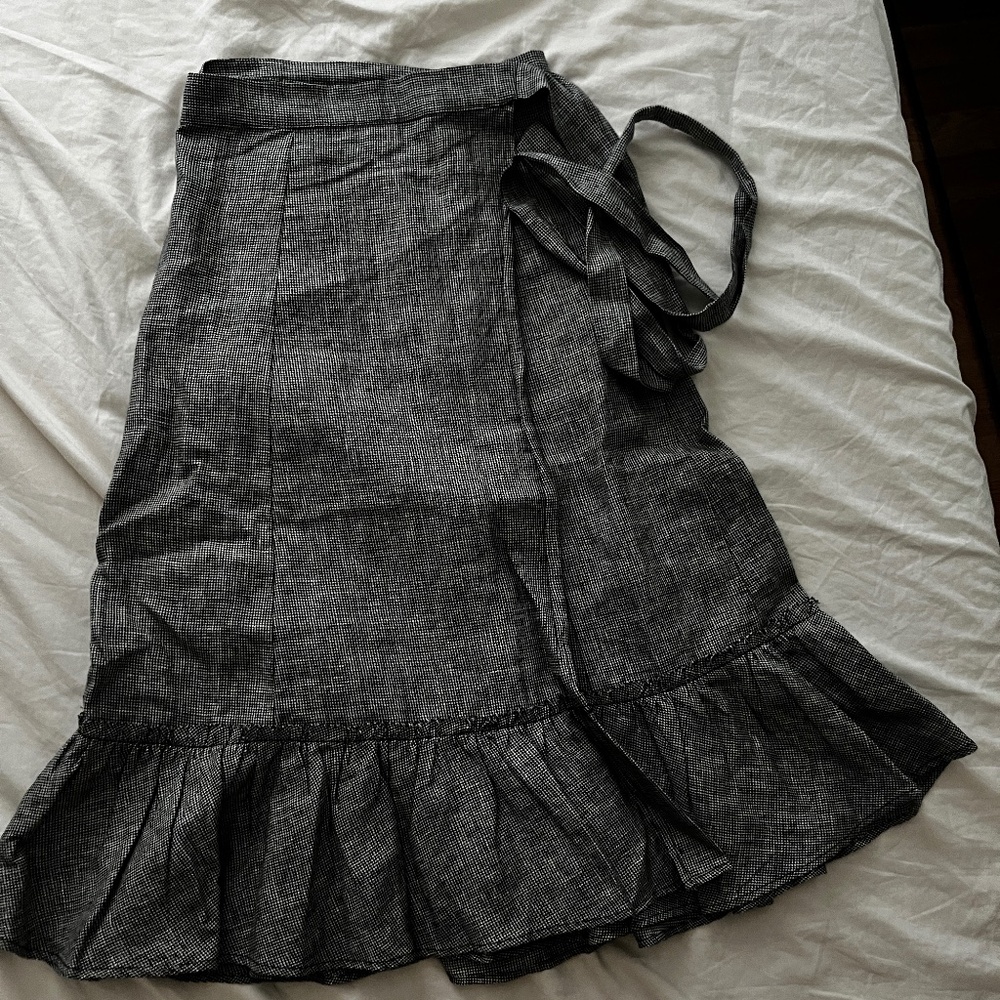 Reformation Houndstooth wrap skirt in black and white size S